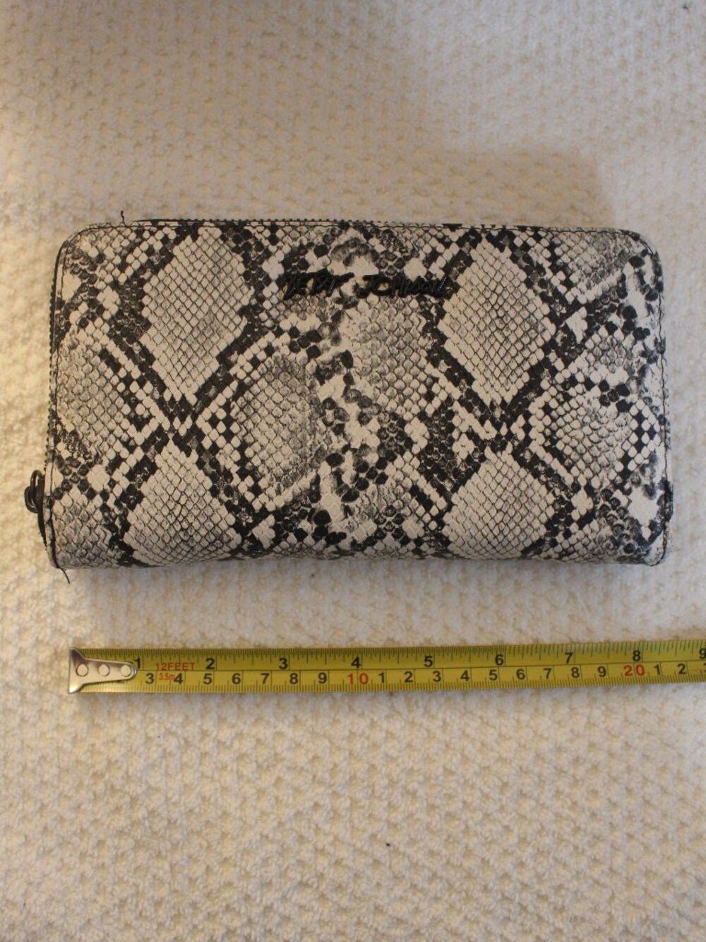 Betsey Johnson Black & Cream Snakeskin-Print Zip-Around Wallet Q